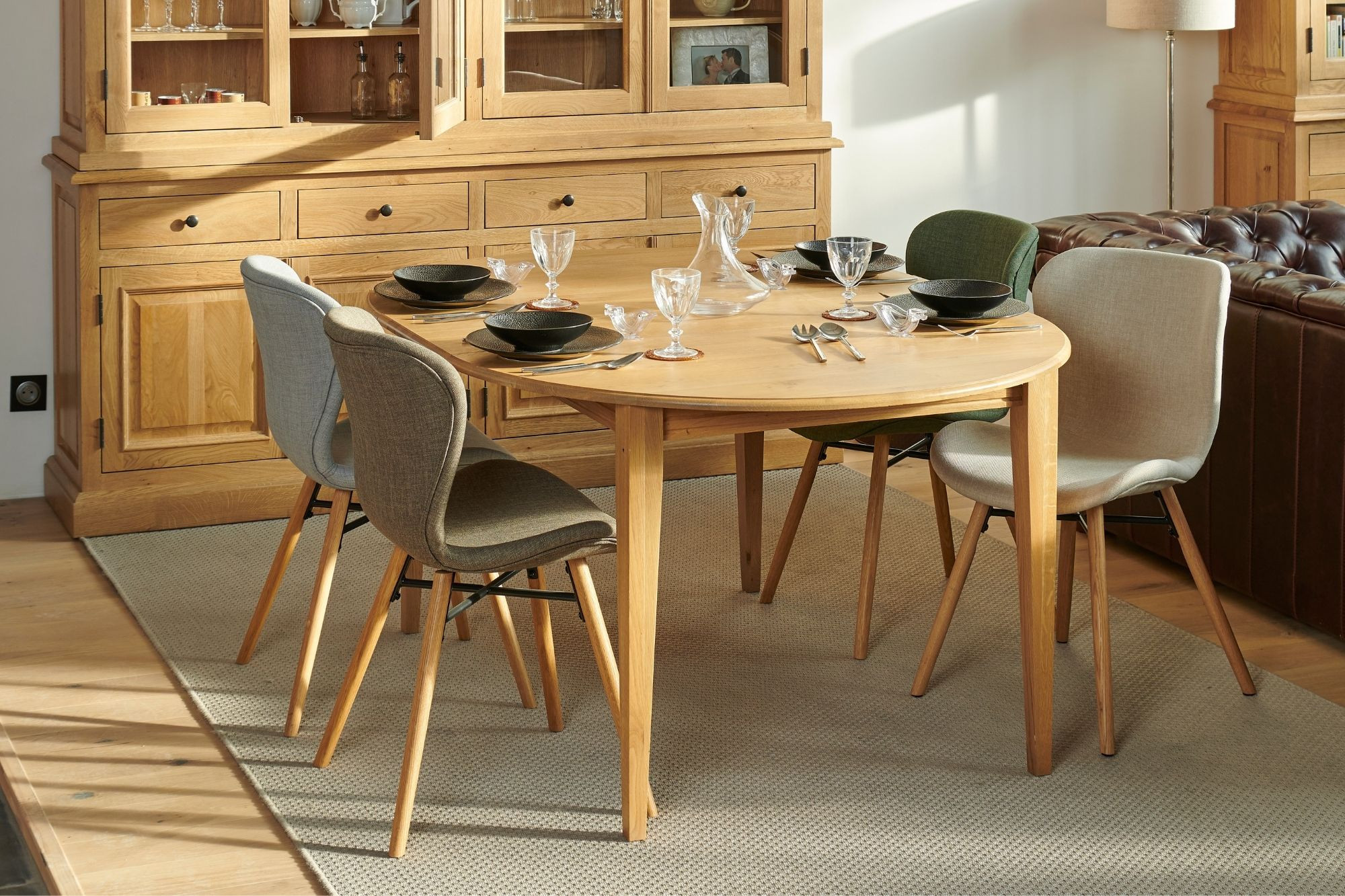 Table à manger ronde extensible en bois massif, chaises nordiques