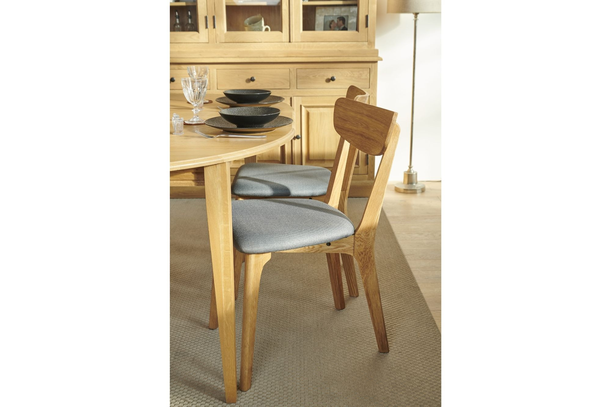 Chaises de salle à manger en chêne huilé et tissu gris clair (lot de 2)  MASCHA - HELLIN