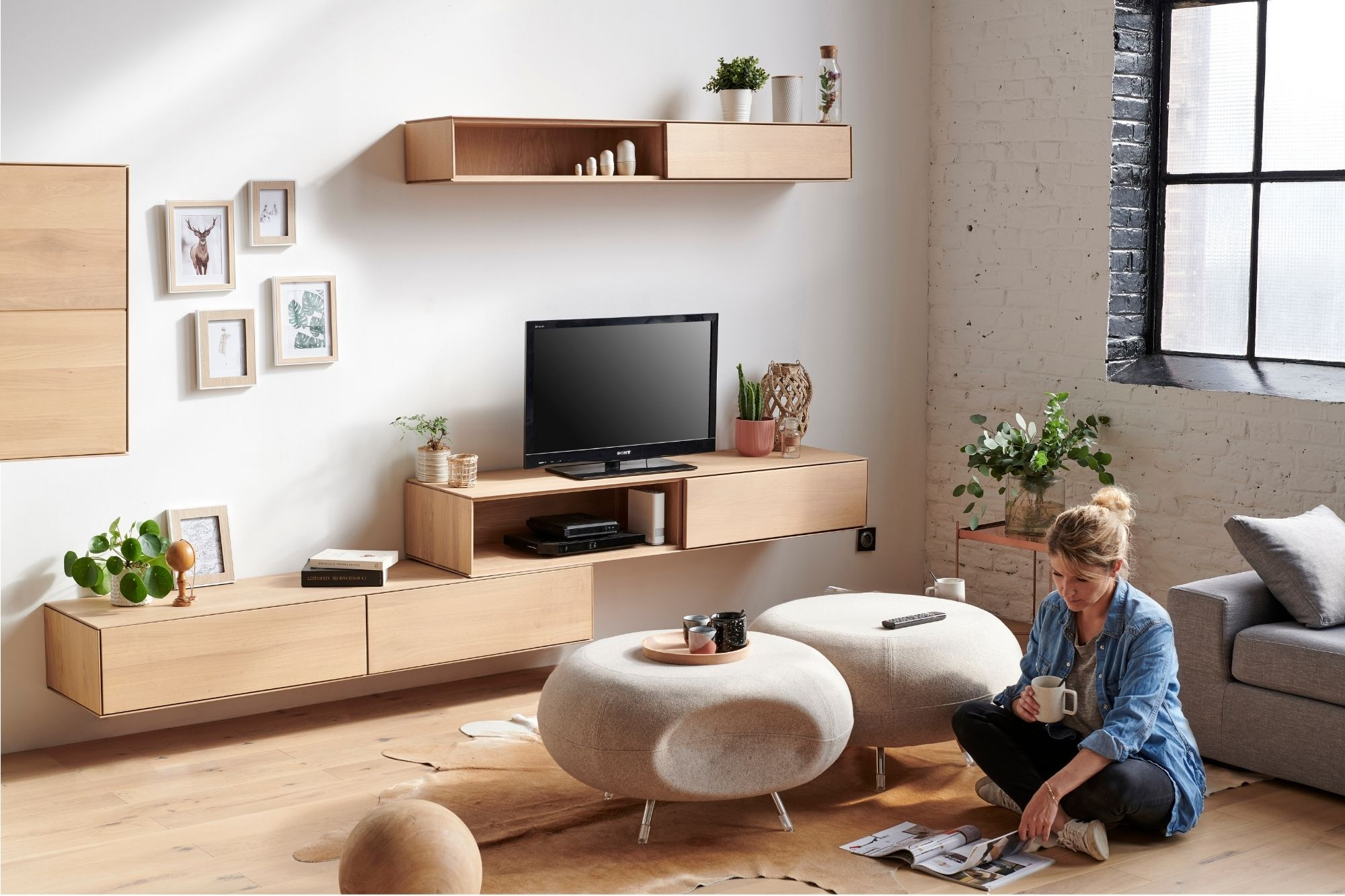 Meuble tv suspendu en bois avec un tiroir et une niche - Hellin