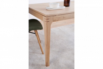 Table design avec pieds fuselés et angles arrondis